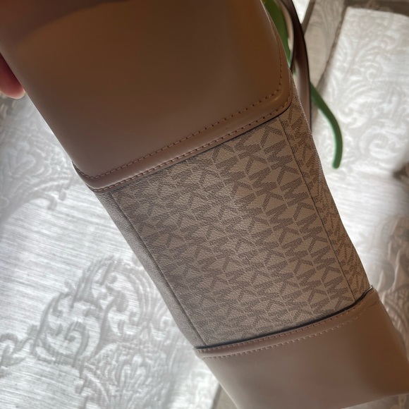 New authentic Michael Kors hand bag - Picture 3 of 4